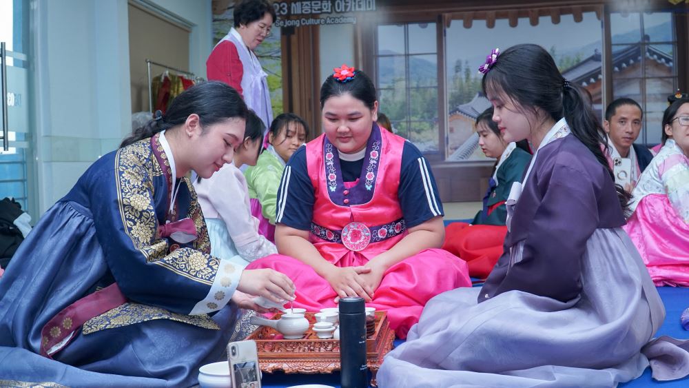 Gặp gỡ văn hoá Hàn Quốc qua Hanbok và trà đạo