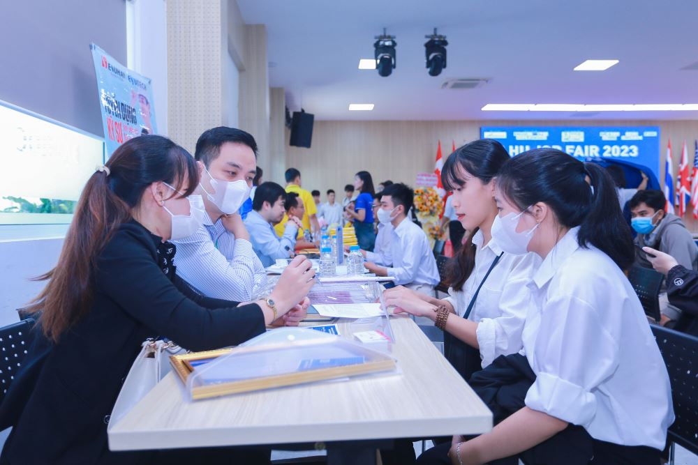 LHU JOB FAIR 2023 - Ngày hội việc làm của sinh viên Khối Kinh tế trước ngày tốt nghiệp