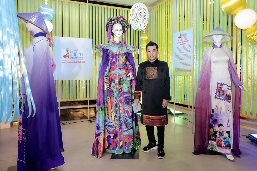 Công ty Thời trang DORII - Nhà tài trợ Kim cương kiến tạo diện mạo thời trang Nét Đẹp sinh viên Lạc Hồng 2026 Trong các cuộc thi dành cho sinh viên, yếu tố chuyên môn và tổ chức luôn được xem là nền tảng. Tuy nhiên, một “thước đo” khác đang ngày càng định hình giá trị của một sân chơi hiện đại - đó là chuẩn thẩm mỹ và mức độ đầu tư vào trải nghiệm hình ảnh. Đứng sau thương hiệu DORII là Đạo diễn - Nhà thiết kế Tạ Linh Nhân, người được nhiều khán giả yêu mến gọi bằng cái tên “phù thủy áo dài”. Anh là gương mặt sáng tạo nổi bật với những bộ sưu tập kết hợp hài hòa giữa tinh thần truyền thống và hơi thở hiện đại, góp phần lan tỏa vẻ đẹp văn hóa Việt Nam thông qua ngôn ngữ thời trang. Đạo diễn - Nhà thiết kế Tạ Linh Nhân - Nhà tài trợ Kim cương Không chỉ hoạt động trong lĩnh vực thiết kế, Đạo diễn - Nhà thiết kế Tạ Linh Nhân còn đảm nhiệm vai trò tổng đạo diễn, họa sĩ thiết kế sân khấu cho nhiều chương trình nghệ thuật quy mô lớn. Với tư duy sáng tạo đa chiều và dấu ấn nghệ thuật riêng biệt, anh đã góp phần tạo nên nhiều không gian trình diễn mang tính thẩm mỹ cao, đặc biệt trong các hoạt động văn hóa tại quê hương Quảng Ngãi và nhiều tỉnh thành trên cả nước. Việc Đạo diễn - Nhà thiết kế Tạ Linh Nhân đồng hành cùng Cuộc thi “Nét đẹp sinh viên Lạc Hồng 2026” với vai trò Nhà tài trợ Kim cương không dừng lại ở ý nghĩa hỗ trợ. Ở góc độ rộng hơn, đây là sự kết nối giữa nhà trường và một đại diện của lĩnh vực sáng tạo chuyên nghiệp, cùng hướng đến mục tiêu nâng cao chuẩn trải nghiệm và tiệm cận thực tiễn cho các thế hệ trẻ. Điểm nhấn của sự đồng hành nằm ở việc nhà thiết kế sẽ trực tiếp thực hiện một bộ sưu tập áo dài hoàn toàn mới, sáng tác riêng cho đêm Chung kết diễn “Nét đẹp sinh viên Lạc Hồng 2026” ra vào ngày 21/5. Khi một bộ sưu tập được “đặt để” cho một sân khấu cụ thể, từng thiết kế không dừng lại ở yếu tố thẩm mỹ, mà được tính toán trên phương diện thông điệp, tinh thần và đối tượng thể hiện. Trong trường hợp này, đó là hình ảnh sinh viên Lạc Hồng - thế hệ trẻ đang trong quá trình định hình bản thân, kết nối giữa giá trị truyền thống và tư duy hiện đại. Giữa dòng chảy thời trang hiện đại, DORII đang từng bước khẳng định dấu ấn bằng hệ sinh thái sáng tạo đa lĩnh vực, nơi thời trang, nghệ thuật và giải trí cùng hòa quyện trong tinh thần đậm bản sắc Việt. Không chỉ phát triển các dòng thiết kế ứng dụng và trình diễn, DORII còn tạo dấu ấn qua DORII Fashion Week, Dorii Arts Academy và Dorii Pro - những hoạt động góp phần kết nối thời trang với văn hóa, nghệ thuật và các sự kiện quy mô lớn trong nước và Quốc tế. Bên cạnh đó, việc tài trợ toàn bộ trang phục áo dài và dạ hội không chỉ hoàn thiện diện mạo đêm Chung kết, mà còn góp phần thiết lập một ngôn ngữ trình diễn chuyên nghiệp và nhất quán. Trong một sân chơi đề cao bản lĩnh cá nhân, sự đồng bộ này giúp thí sinh không bị phân tán bởi yếu tố bên ngoài, mà tập trung tối đa vào việc thể hiện phong thái, cá tính và năng lực của chính mình. Ban Tổ chức đã có buổi trao đổi và làm việc cùng với Đạo diễn - Nhà thiết kế Tạ Linh Nhân Qua đó, “Nét đẹp sinh viên Lạc Hồng 2026” từng bước được định hình như một không gian phát triển - nơi vẻ đẹp được nhìn nhận đa chiều, gắn với khả năng thể hiện, tư duy và dấu ấn cá nhân. Và trong hành trình ấy, sự đồng hành của những đối tác như Đạo diễn - Nhà thiết kế Tạ Linh Nhân không những góp phần nâng tầm chất lượng cuộc thi, mà còn mở rộng giới hạn trải nghiệm cho sinh viên - phù hợp với định hướng đào tạo gắn liền thực tiễn mà Trường Đại học Lạc Hồng đang theo đuổi. Ban Tổ chức trân trọng ghi nhận và gửi lời cảm ơn đến Đạo diễn - Nhà thiết kế Tạ Linh Nhân cùng các đơn vị đồng hành đã tin tưởng, hỗ trợ và góp phần tạo nên một mùa giải được đầu tư bài bản, chuyên nghiệp. Sự đồng hành này vừa mang ý nghĩa về mặt tổ chức, vừa trở thành nguồn lực quan trọng giúp sinh viên có thêm cơ hội trải nghiệm, phát triển và khẳng định chính mình. Theo lịch trình, Đêm chung kết “Nét đẹp sinh viên Lạc Hồng 2026” sẽ được tổ chức vào ngày 21/05 tạiTrung tâm hội nghị Golden Lotus (Số 105, đường Hà Huy Giáp, khu phố Khánh Hưng, phường Trấn Biên, thành phố Đồng Nai)