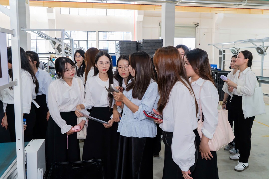 Sinh viên tìm hiểu thông tin về các sản phẩm của doanh nghiệp.