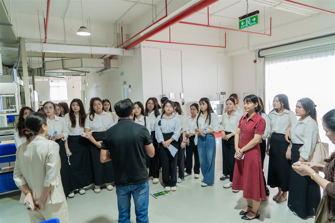 ​​​​​​​Sinh viên tìm hiểu thông tin về các sản phẩm của doanh nghiệp.