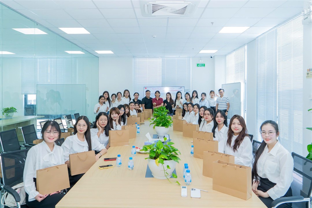 Đại diện doanh nghiệp trao tặng quà lưu niệm đến sinh viên